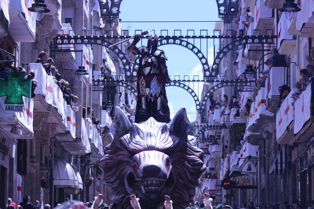 Imagen de la Entrada Cristiana de 2019 con el Álferez Cristiano de los Muntanyesos, Modesto Moiña Imagen de la Entrada Cristiana de 2019 con el Álferez Cristiano de los Muntanyesos, Modesto Moiña