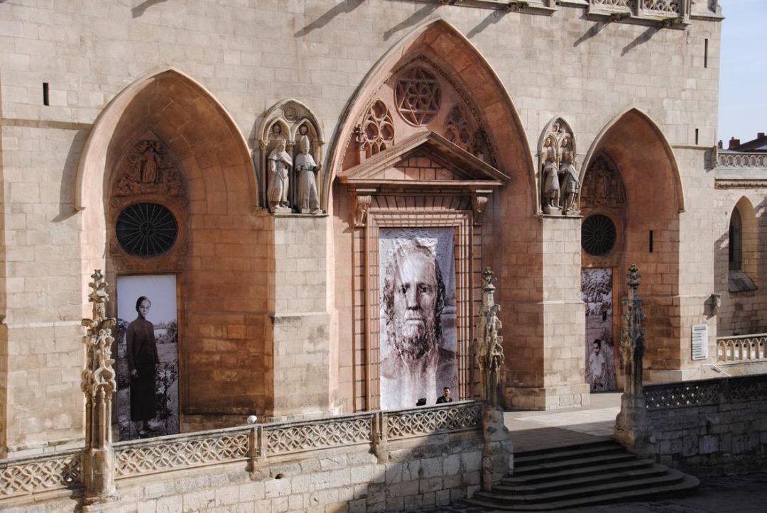 Recreación de las nuevas puertas diseñadas por Antonio López para la fachada de la Catedral en la Plaza de Santa María Recreación de las nuevas puertas diseñadas por Antonio López para la fachada de la Catedral en la Plaza de Santa María