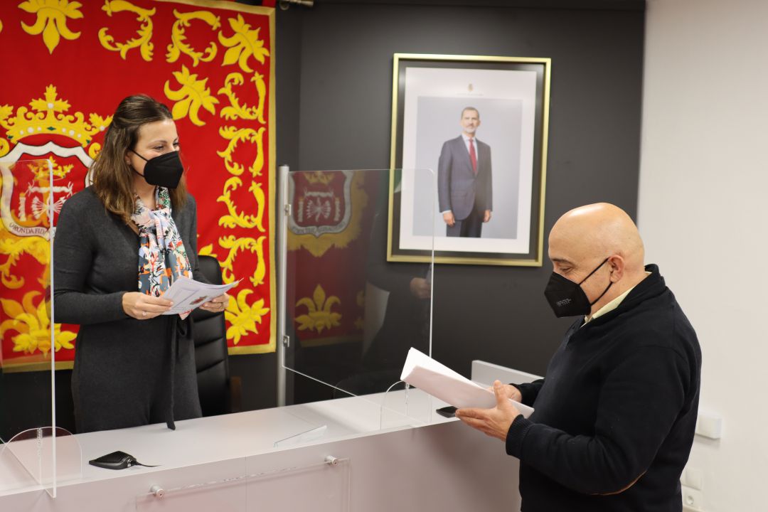 La alcaldesa de Ronda, Mª Paz Fernández, junto al delegado municipal de Urbanismo, Jesús Vázquez La alcaldesa de Ronda, Mª Paz Fernández, junto al delegado municipal de Urbanismo, Jesús Vázquez