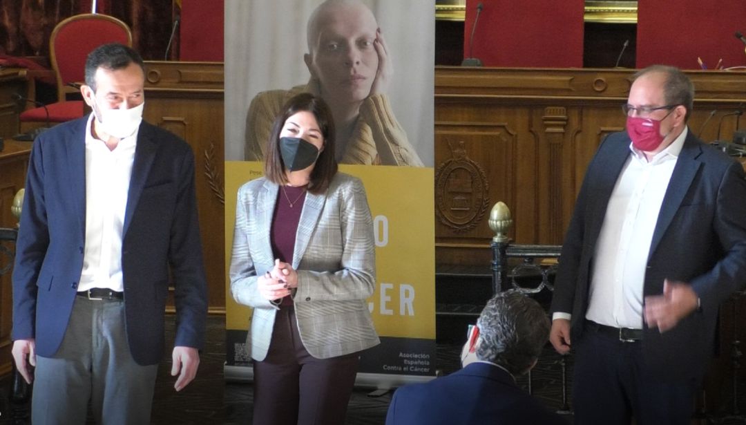 El alcalde de Elche, Carlos González, la condejala de sanidad, Mariola Galiana y Fermín Crespo, presidente de AECC El alcalde de Elche, Carlos González, la condejala de sanidad, Mariola Galiana y Fermín Crespo, presidente de AECC