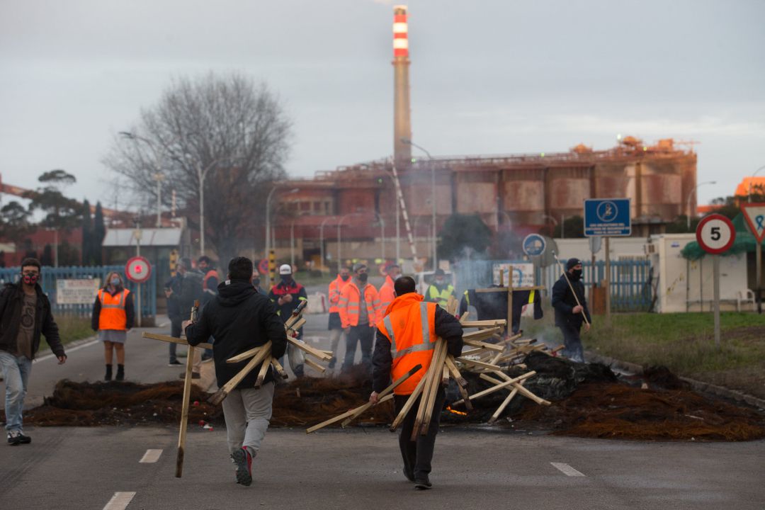 Trabajadores de Alcoa San Cibrao celebran la anulación del TSXG del ERE de la empresa trabajadores de la planta de aluminio de Alcoa San Cibrao Trabajadores de Alcoa San Cibrao celebran la anulación del TSXG del ERE de la empresa trabajadores de la planta de aluminio de Alcoa San Cibrao