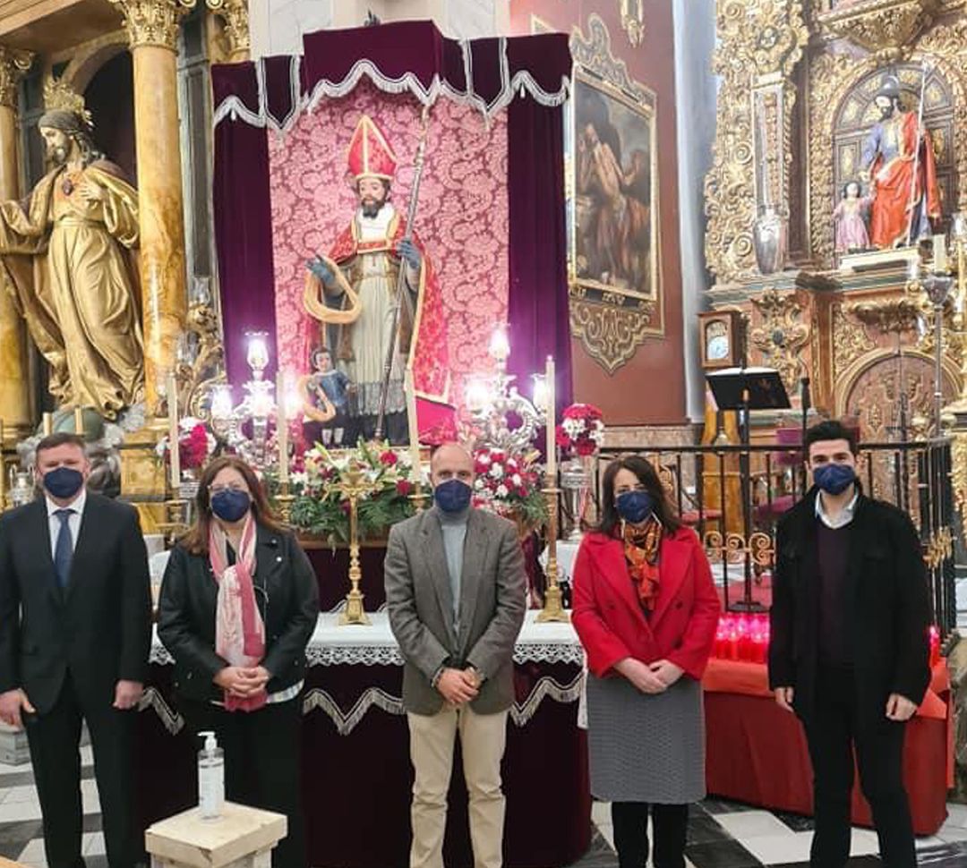 El alcalde de Otura (Granada), Nazario Montes (en el centro), y otros miembros de la corporación, en su visita al patrón, San Blas El alcalde de Otura (Granada), Nazario Montes (en el centro), y otros miembros de la corporación, en su visita al patrón, San Blas