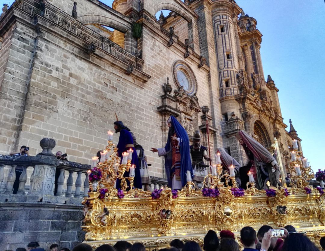 Paso de misterio de la Hermandad del Soberano Poder en la Santa Iglesia Catedral Paso de misterio de la Hermandad del Soberano Poder en la Santa Iglesia Catedral