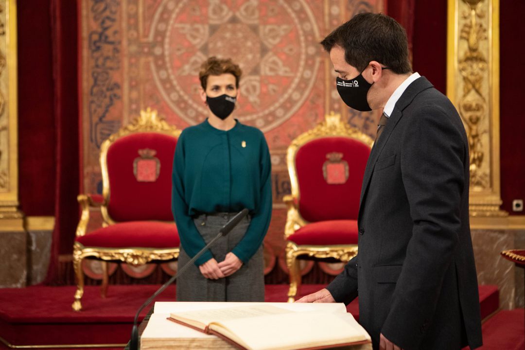 Mikel Irujo toma posesión como nuevo consejero de Desarrollo Económico y Empresarial del Gobierno de Navarra Mikel Irujo toma posesión como nuevo consejero de Desarrollo Económico y Empresarial del Gobierno de Navarra