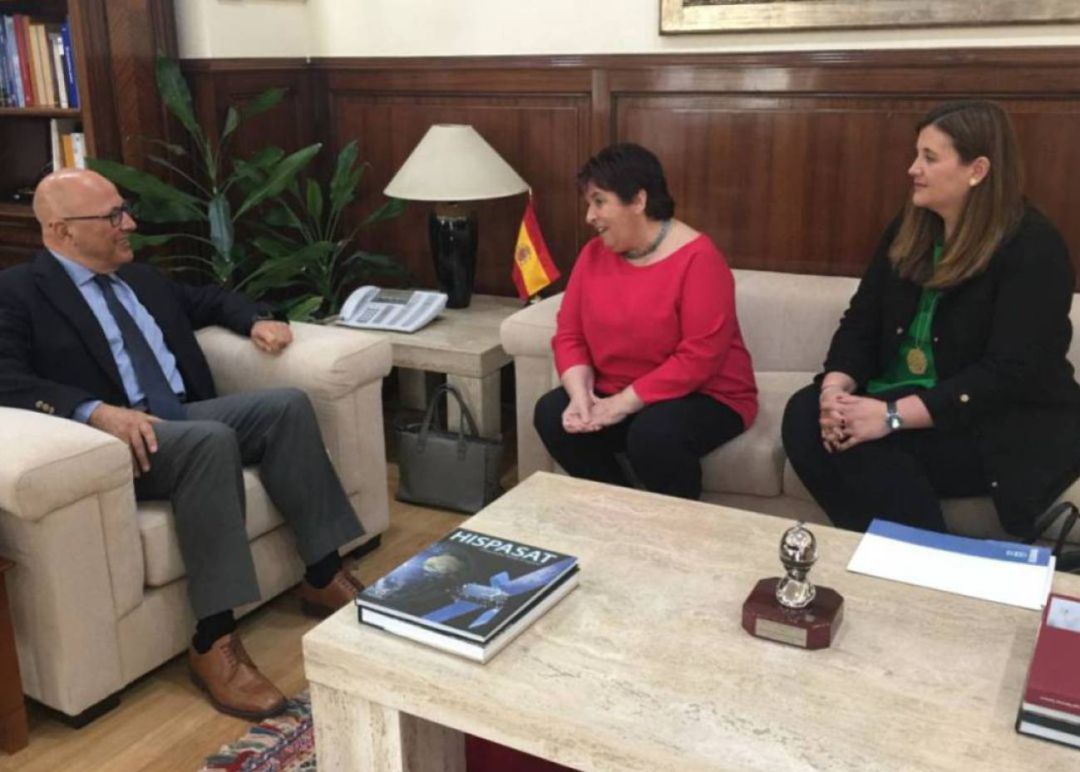 Visita de la alcaldesa de Segovia, Clara Luquero y la concejala de urbanismo, Clara Martín, al Secretario de Estado de Defensa, Ángel Olivares en marzo 2020 para proponer Segovia como sede del Centro Logístico Militar Visita de la alcaldesa de Segovia, Clara Luquero y la concejala de urbanismo, Clara Martín, al Secretario de Estado de Defensa, Ángel Olivares en marzo 2020 para proponer Segovia como sede del Centro Logístico Militar