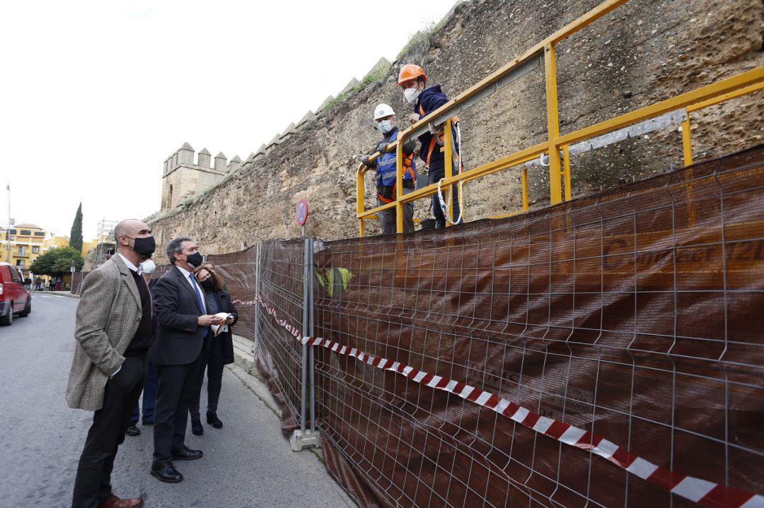 Juan Espadas, acompañado por el delegado municipal de Habitat Urbano, Antonio Muñoz, conversa con dos de los operarios que ya trabajan en la Muralla de La Macarena Juan Espadas, acompañado por el delegado municipal de Habitat Urbano, Antonio Muñoz, conversa con dos de los operarios que ya trabajan en la Muralla de La Macarena