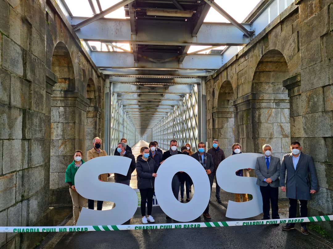 Protesta de alcaldes de Galicia y Portugal en el viejo puente internacional Tui-Valença por el cierre de fronteras. Protesta de alcaldes de Galicia y Portugal en el viejo puente internacional Tui-Valença por el cierre de fronteras.