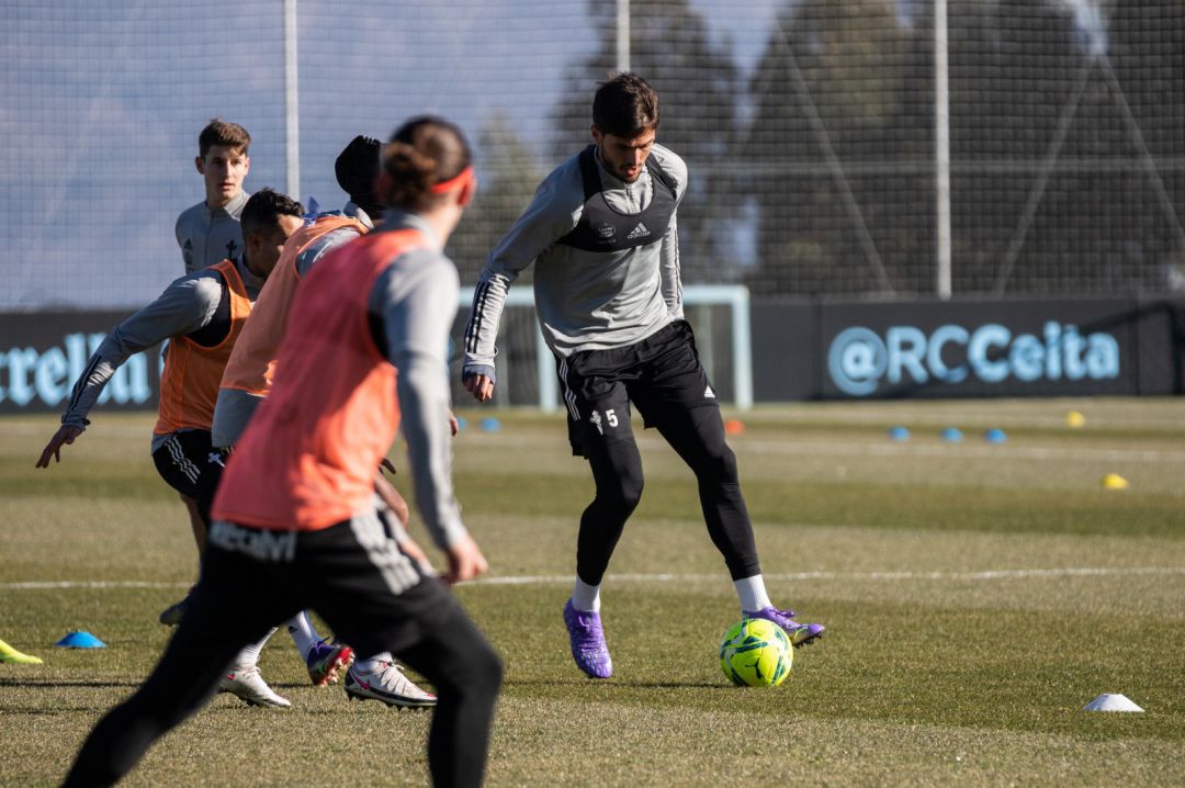 Okay y Emre Mor durante un entrenamiento Okay y Emre Mor durante un entrenamiento