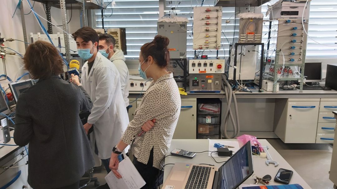 Los micrófonos de la Cadena SER se han acercado al Campus Río Ebro de la Universidad de Zaragoza para conocer y dar voz a los científicos. Son más de 600 y, pese a estar embarcados en interesantes proyectos científicos, su trabajo está sujeto a la temporalidad Los micrófonos de la Cadena SER se han acercado al Campus Río Ebro de la Universidad de Zaragoza para conocer y dar voz a los científicos. Son más de 600 y, pese a estar embarcados en interesantes proyectos científicos, su trabajo está sujeto a la temporalidad