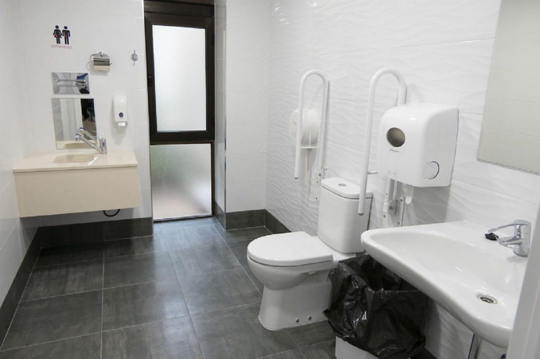Baño adaptado para personas ostomizadas en el Hospital de Guadalajara Baño adaptado para personas ostomizadas en el Hospital de Guadalajara