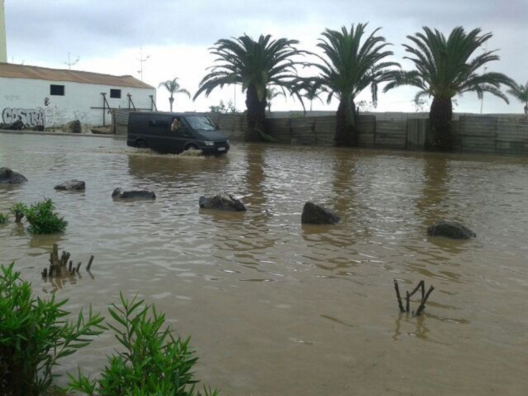 Imagen de archivo de la inundación en la entrada y salida de Arrecife por la calle Manolo Millares. Imagen de archivo de la inundación en la entrada y salida de Arrecife por la calle Manolo Millares.