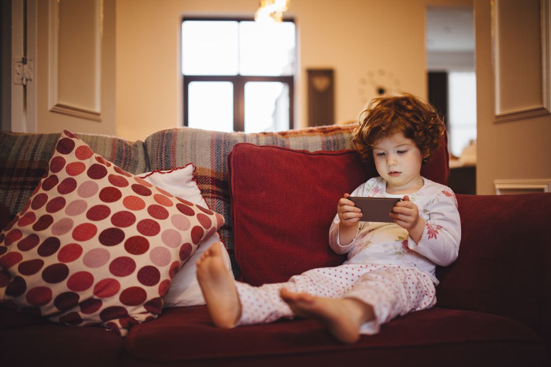 Una niñas escucha un cuento por teléfono Una niñas escucha un cuento por teléfono