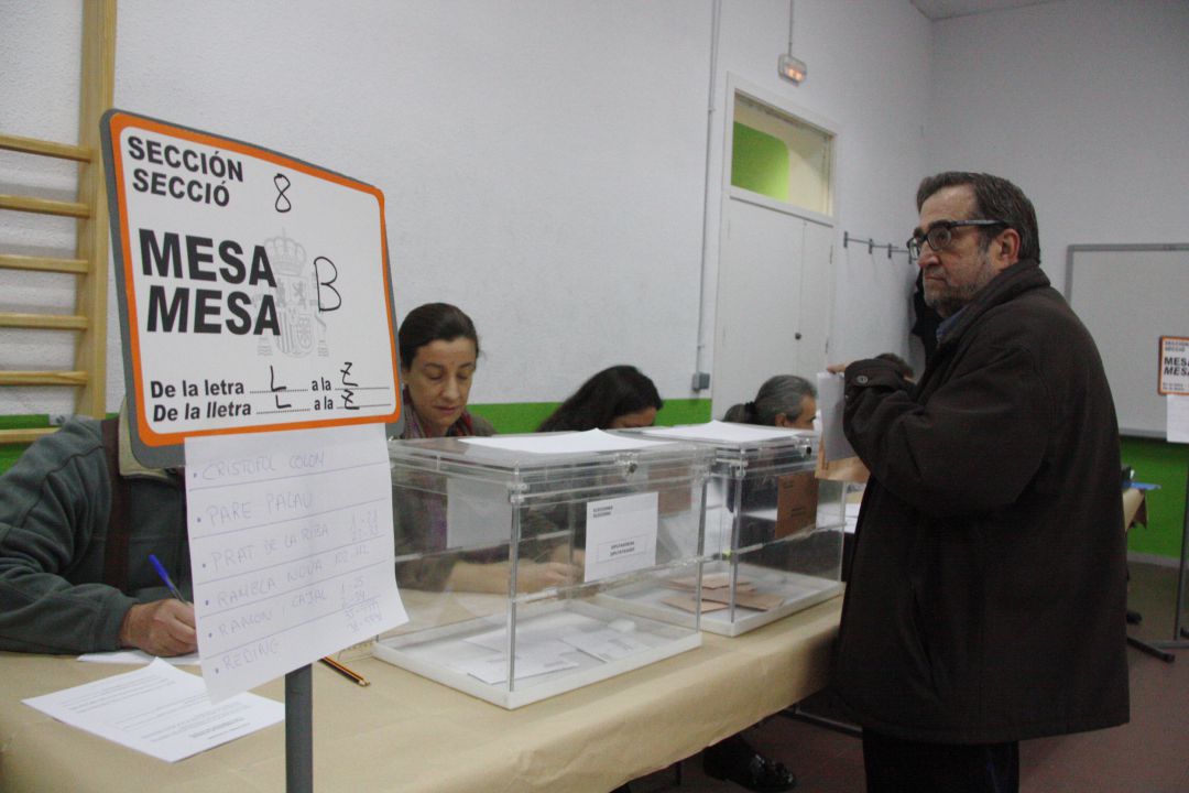Un home espera davant la mesa per votar al col·legi electoral de l'Institut Tarragona de Tarragona l'any 2015. Un home espera davant la mesa per votar al col·legi electoral de l'Institut Tarragona de Tarragona l'any 2015.