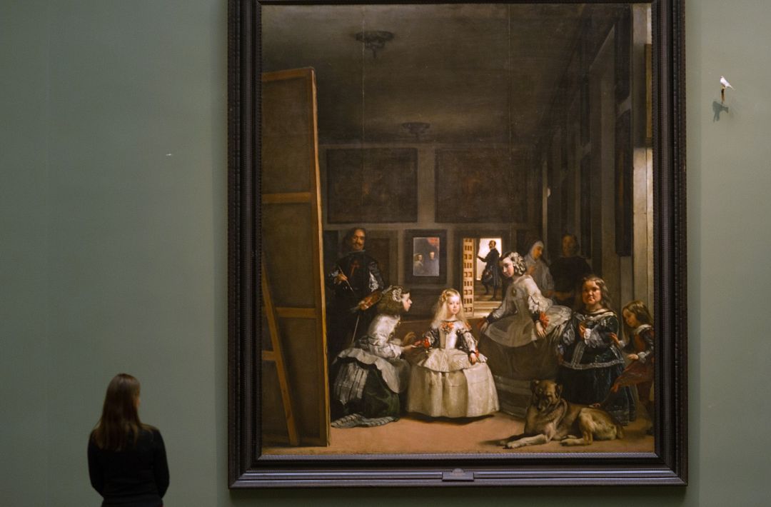 Una mujer frente a Las Meninas de Velázquez. Una mujer frente a Las Meninas de Velázquez.