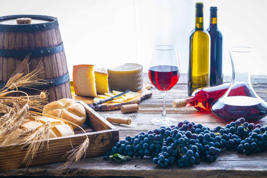 El vino y el aceite son dos los alimentos básicos de la dieta mediterránea. El vino y el aceite son dos los alimentos básicos de la dieta mediterránea.
