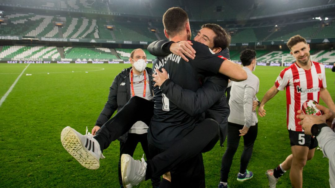 Unai Simón celebra con Marcelino García Toral la clasificación para semifinales de Copa Unai Simón celebra con Marcelino García Toral la clasificación para semifinales de Copa