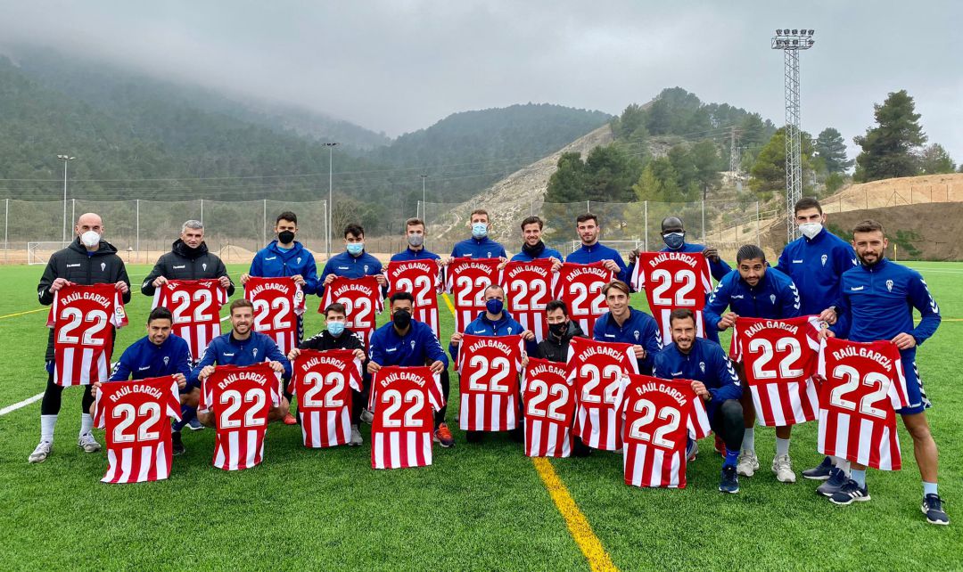Los jugadores del Alcoyano posan con las camisetas enviadas por Raúl García Los jugadores del Alcoyano posan con las camisetas enviadas por Raúl García