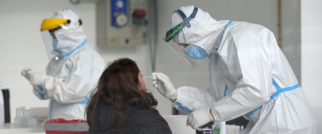 Una mujer se somete a un test de antígenos en un dispositivo de cribado masivo en A Coruña Una mujer se somete a un test de antígenos en un dispositivo de cribado masivo en A Coruña