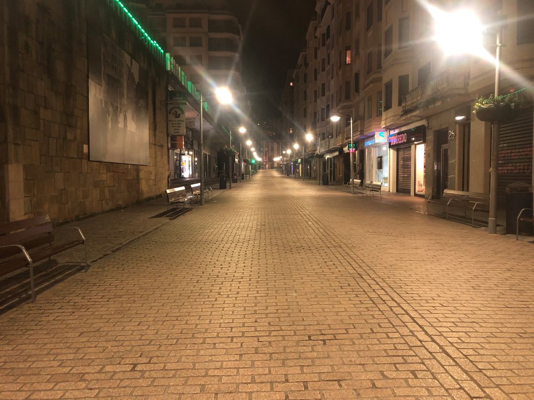 La calle Toribio Etxebarria de Eibar, desierta a primeras horas de la noche La calle Toribio Etxebarria de Eibar, desierta a primeras horas de la noche