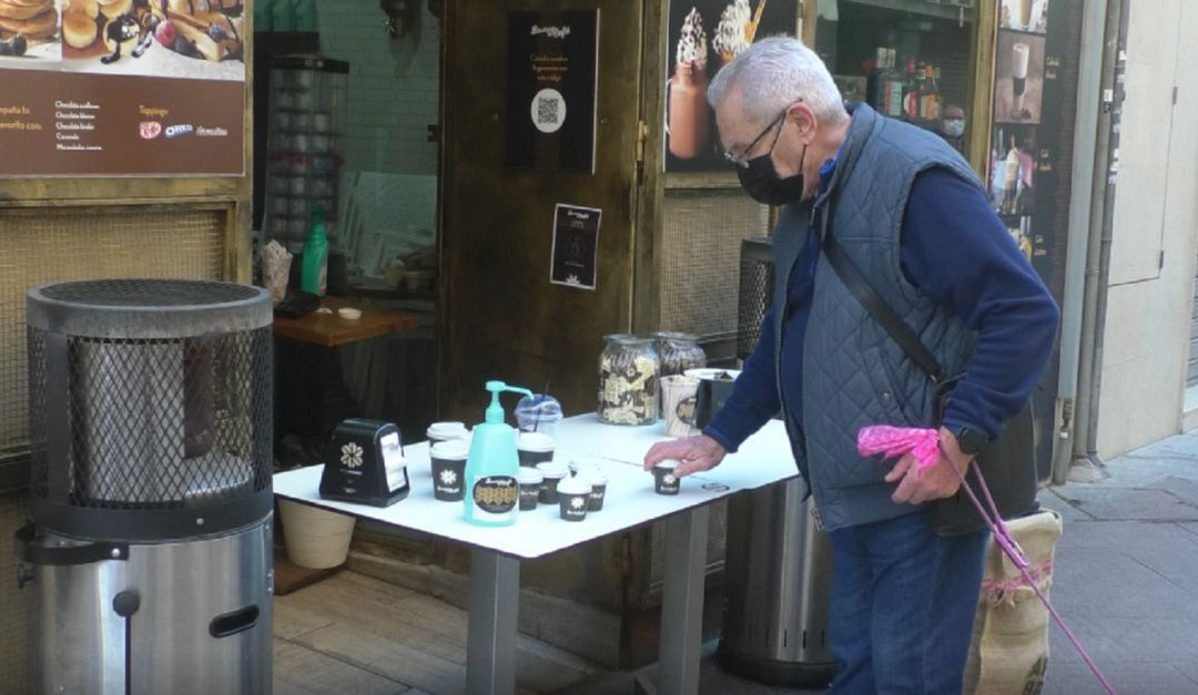 Servicio para llevar en una cafetería de Elche Servicio para llevar en una cafetería de Elche
