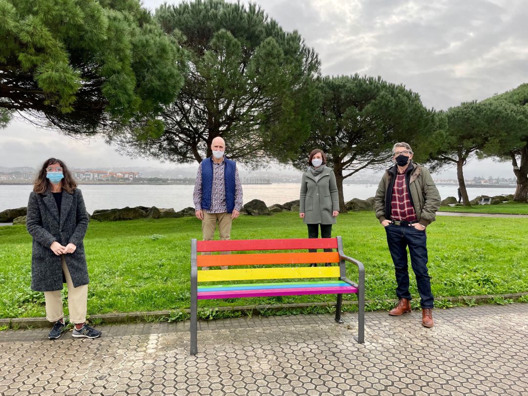 Uno de los bancos que se han pintado con los colores del arco irís junto al espigón de Hondarribia en apoyo al colectivo LGTBIQ+. Uno de los bancos que se han pintado con los colores del arco irís junto al espigón de Hondarribia en apoyo al colectivo LGTBIQ+.
