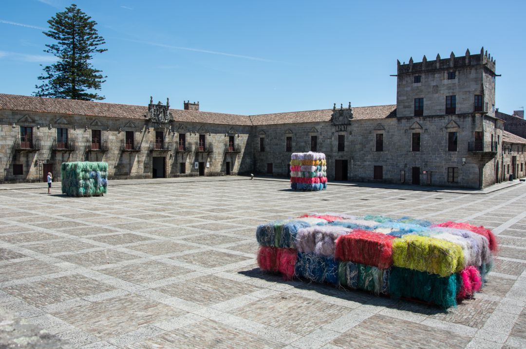 Imagen de la instalación "Los mares del mundo" de Manolo Paz en la Plaza de Fefiñáns de Cambados. Imagen de la instalación "Los mares del mundo" de Manolo Paz en la Plaza de Fefiñáns de Cambados.