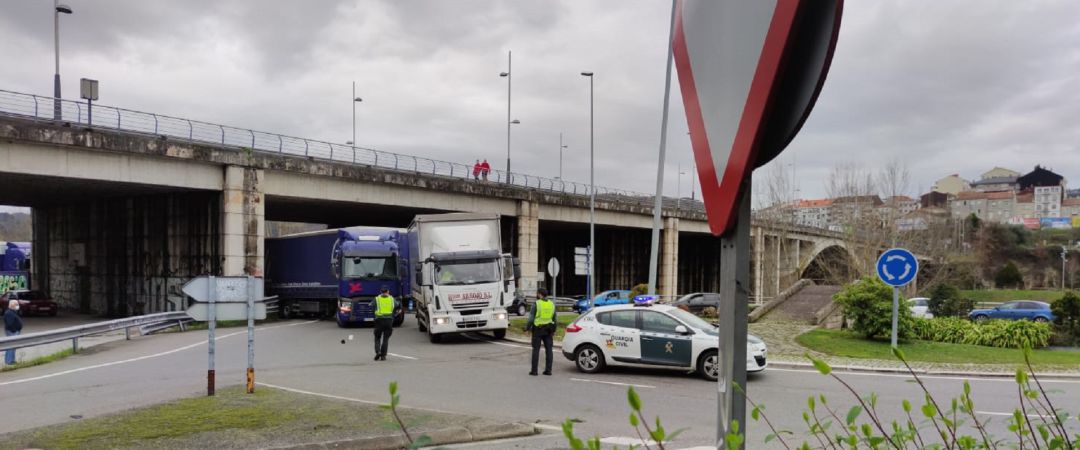 El choque bloqueó la rotonda El choque bloqueó la rotonda