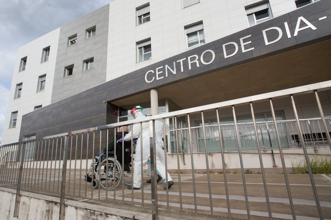 Imagen de la entrada de un centro de mayores Imagen de la entrada de un centro de mayores