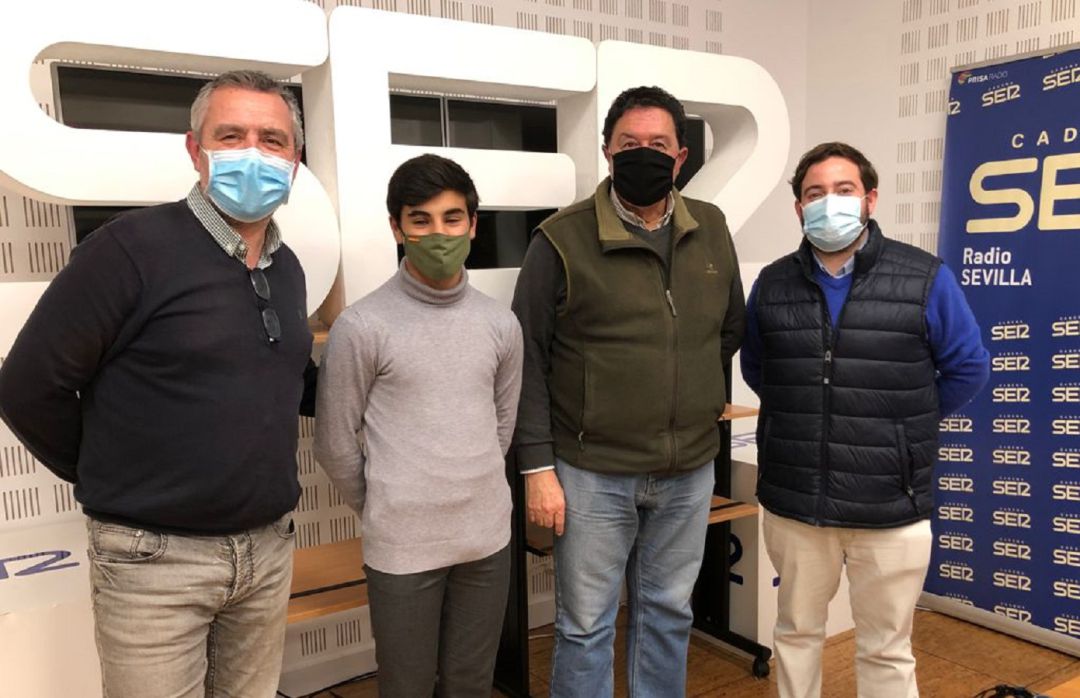 De izquierda a derecha, Paco García, el becerrista Daniel Fernández, Tomás Campuzano y José Manuel Peña De izquierda a derecha, Paco García, el becerrista Daniel Fernández, Tomás Campuzano y José Manuel Peña
