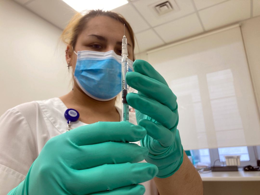 Sanitaria prepara una dosis de vacuna COVID Sanitaria prepara una dosis de vacuna COVID