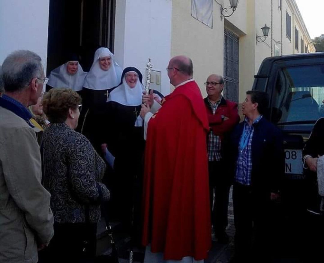 Las religiosas y el párroco Las religiosas y el párroco