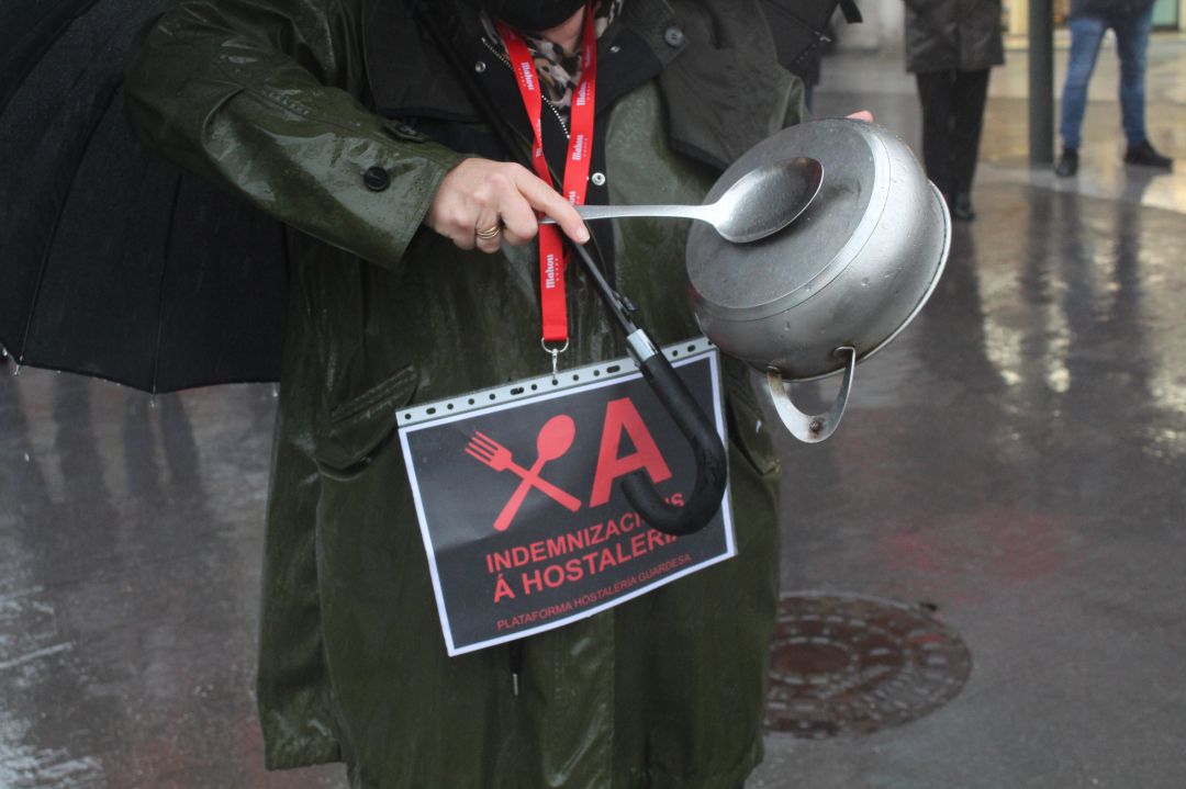 Hostelero protestando en A Guarda por la falta de indemnizaciones al sector. Hostelero protestando en A Guarda por la falta de indemnizaciones al sector.