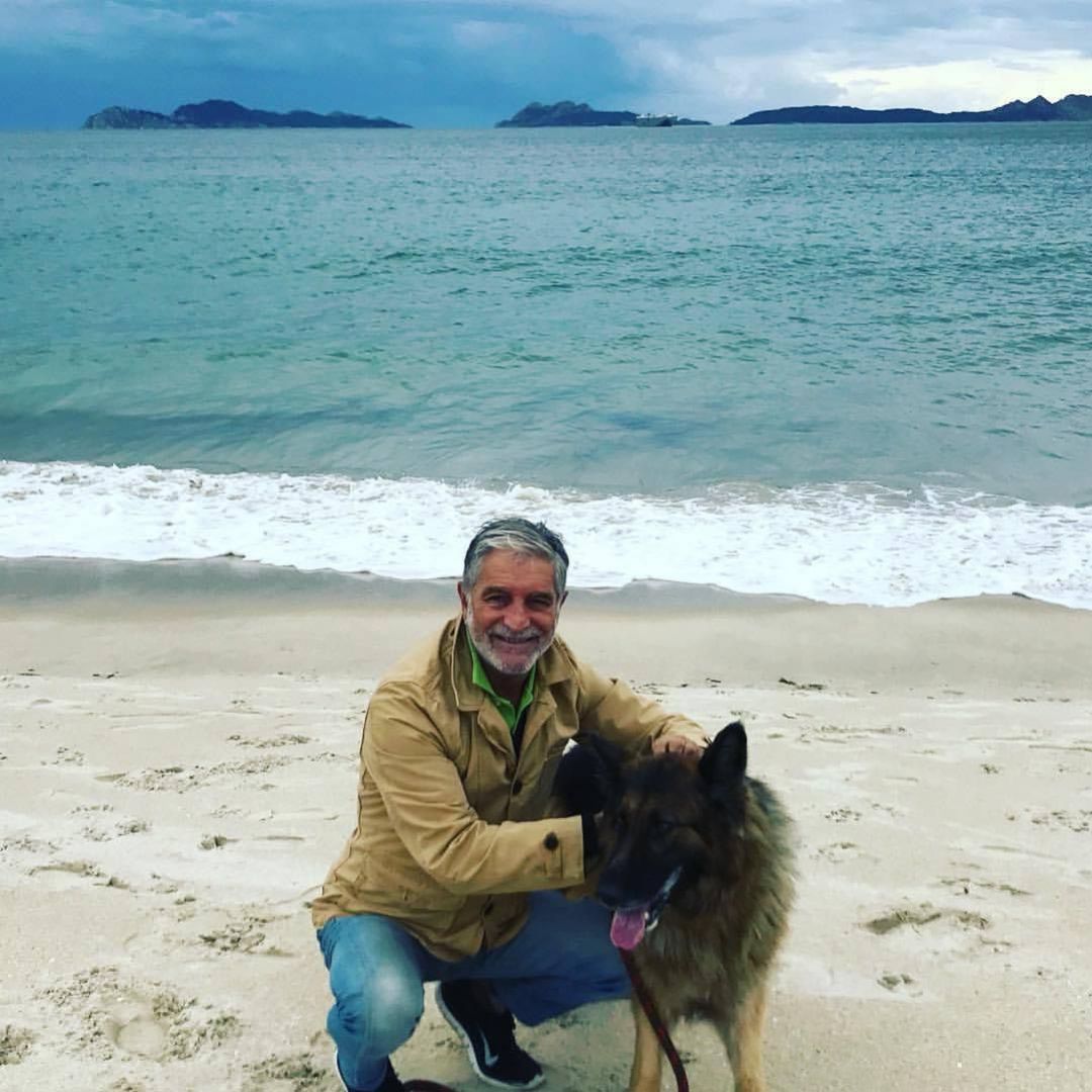 Paco Martínez en Samil, con las Cíes de fondo Paco Martínez en Samil, con las Cíes de fondo