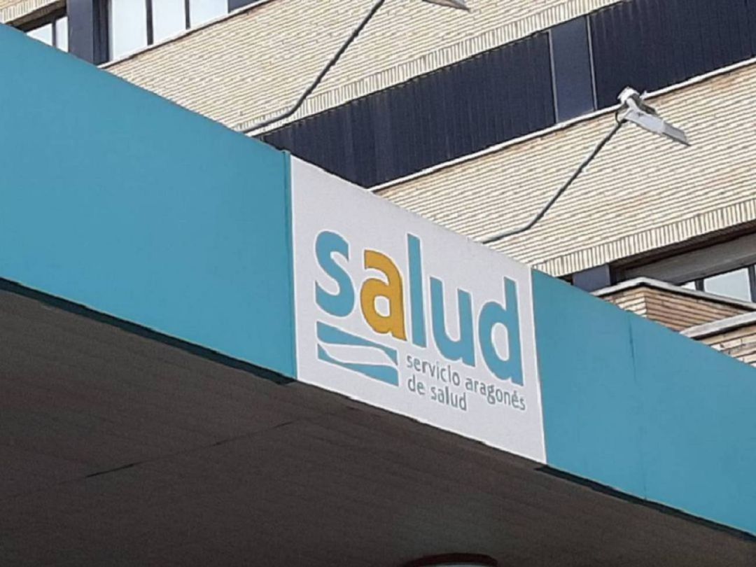 Cartel del Servicio Aragonés de Salud a la entrada del Hospital Clínico de Zaragoza Cartel del Servicio Aragonés de Salud a la entrada del Hospital Clínico de Zaragoza