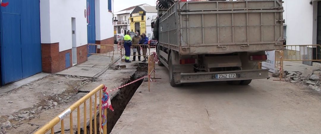 Las obras de la calle Puerta de Córdoba supondrá la renovación de los acerados, la calzada y la instalación de abastecimiento. Las obras de la calle Puerta de Córdoba supondrá la renovación de los acerados, la calzada y la instalación de abastecimiento.
