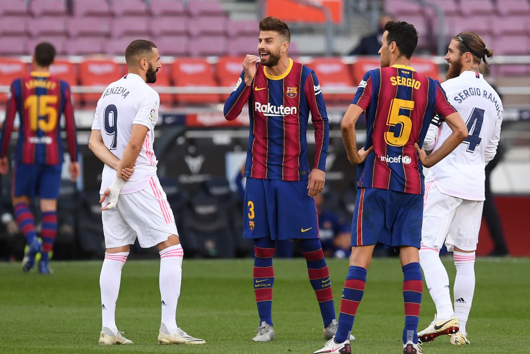 Piqué charla con Benzema ante la mirada de Busquets y Ramos en el Barcelona - Real Madrid de LaLiga, de la presente temporada Piqué charla con Benzema ante la mirada de Busquets y Ramos en el Barcelona - Real Madrid de LaLiga, de la presente temporada