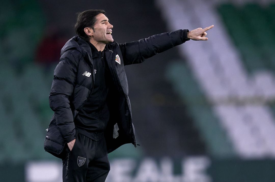 Marcelino da instrucciones durante el partido contra el Betis. Marcelino da instrucciones durante el partido contra el Betis.