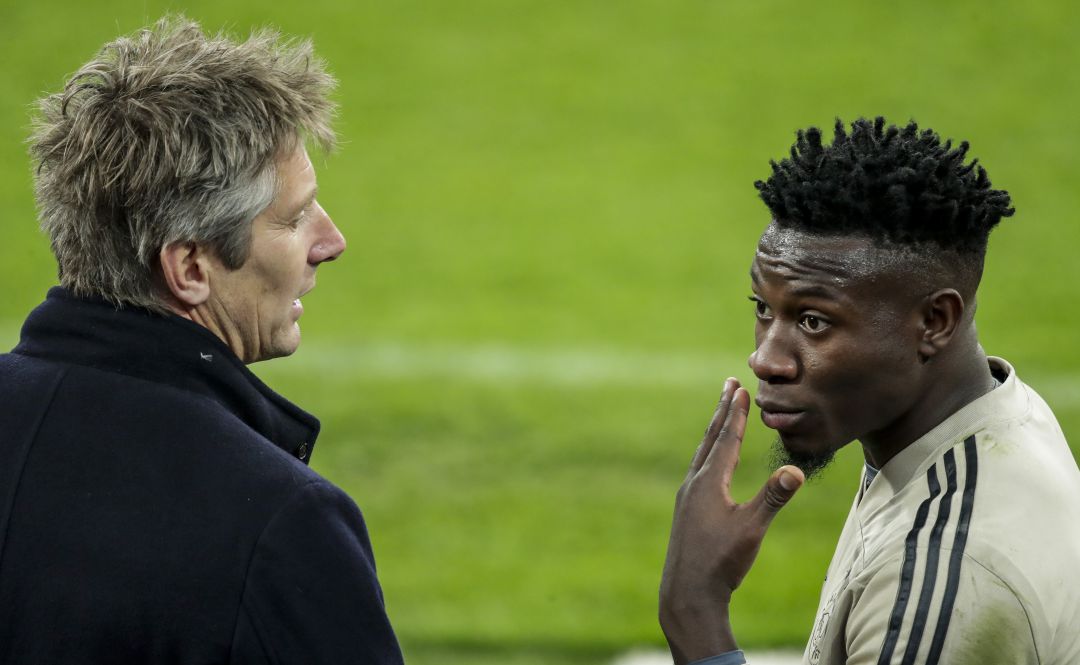 El CEO del Ajax Van der Sar charla con André Onana en la previa del Real Madrid - Ajax El CEO del Ajax Van der Sar charla con André Onana en la previa del Real Madrid - Ajax