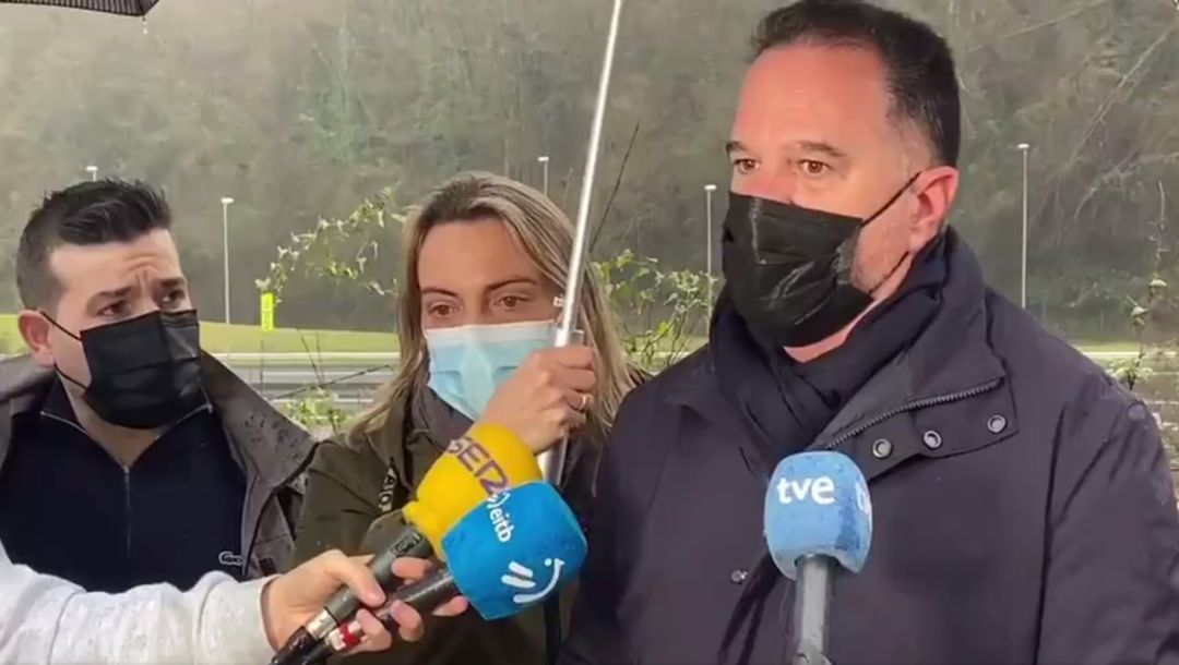 El líder del PP vasco, Carlos Iturgaiz, en declaraciones a los medios El líder del PP vasco, Carlos Iturgaiz, en declaraciones a los medios