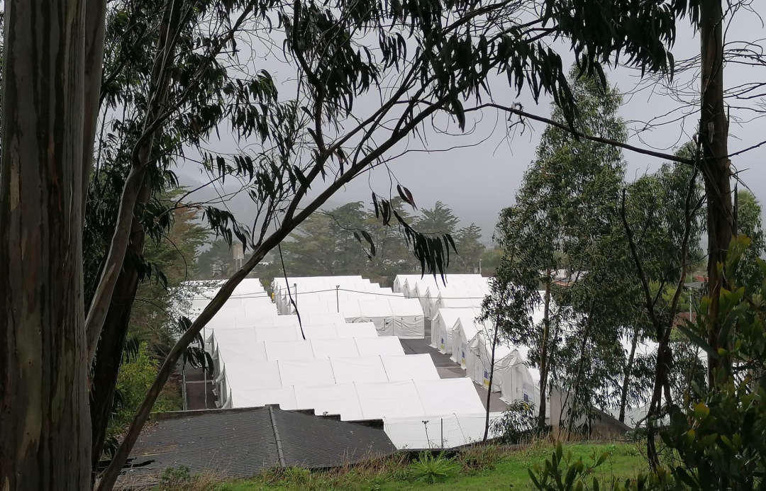 Después de haber pasado la primera noche en el interio del acuartelamiento de Las Raíces (La Laguna, Tenerife), los ochenta migrantes trasladados siguen padeciendo las lluvias y el frío en una zona donde el termómetro registraba 7 grados a las cinco de la tarde Después de haber pasado la primera noche en el interio del acuartelamiento de Las Raíces (La Laguna, Tenerife), los ochenta migrantes trasladados siguen padeciendo las lluvias y el frío en una zona donde el termómetro registraba 7 grados a las cinco de la tarde