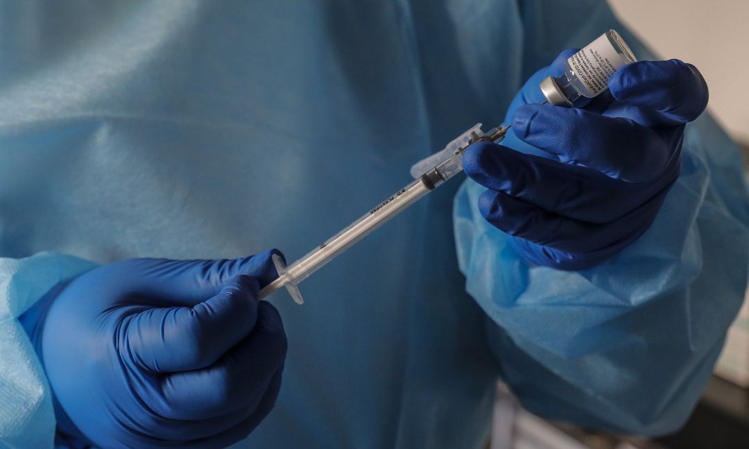 Un sanitario de una residencia inyecta las dosis de la vacuna Un sanitario de una residencia inyecta las dosis de la vacuna