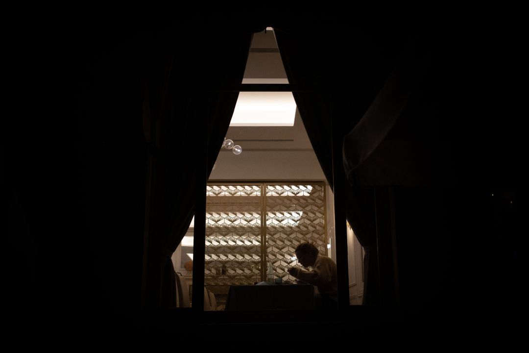 Una persona cena en un hotel al inicio del toque de queda impuesto a las 22:00 horas, en una imagen de archivo Una persona cena en un hotel al inicio del toque de queda impuesto a las 22:00 horas, en una imagen de archivo