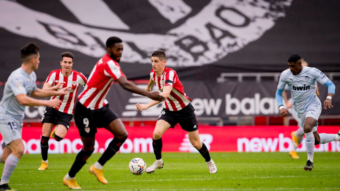 Sancet conduce un balón acompañado por Williams y Morcillo Sancet conduce un balón acompañado por Williams y Morcillo