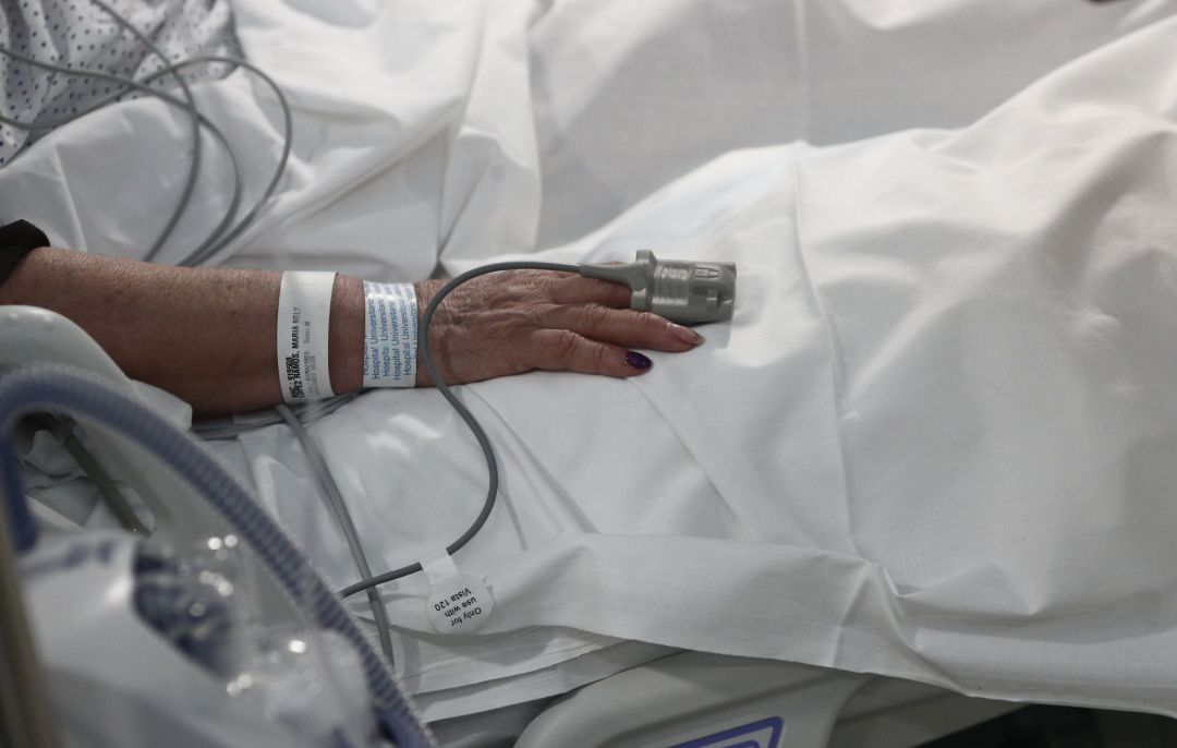 Manos de una paciente en una UCI. Manos de una paciente en una UCI.