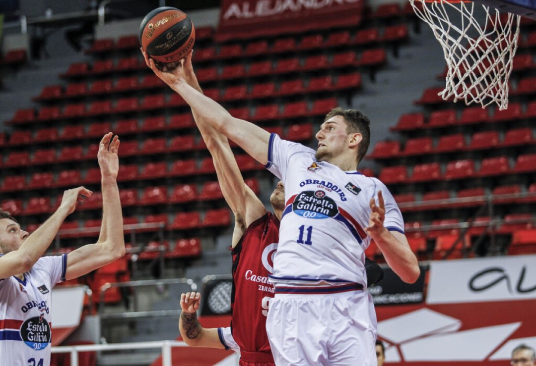 Birutis, pívot del Obradoiro, pelea por un rebote en el partido ante Zaragoza Birutis, pívot del Obradoiro, pelea por un rebote en el partido ante Zaragoza