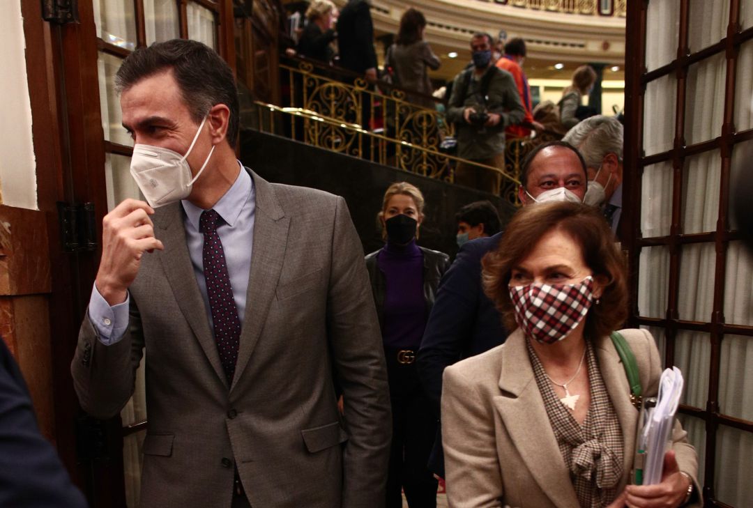Pedro Sánchez y Carmen Calvo, saliendo del hemiciclo en el Congreso de los Diputados, recibirán cientos de escritos de jiennenses quejándose por la ubicación de la base militar en Córdoba Pedro Sánchez y Carmen Calvo, saliendo del hemiciclo en el Congreso de los Diputados, recibirán cientos de escritos de jiennenses quejándose por la ubicación de la base militar en Córdoba