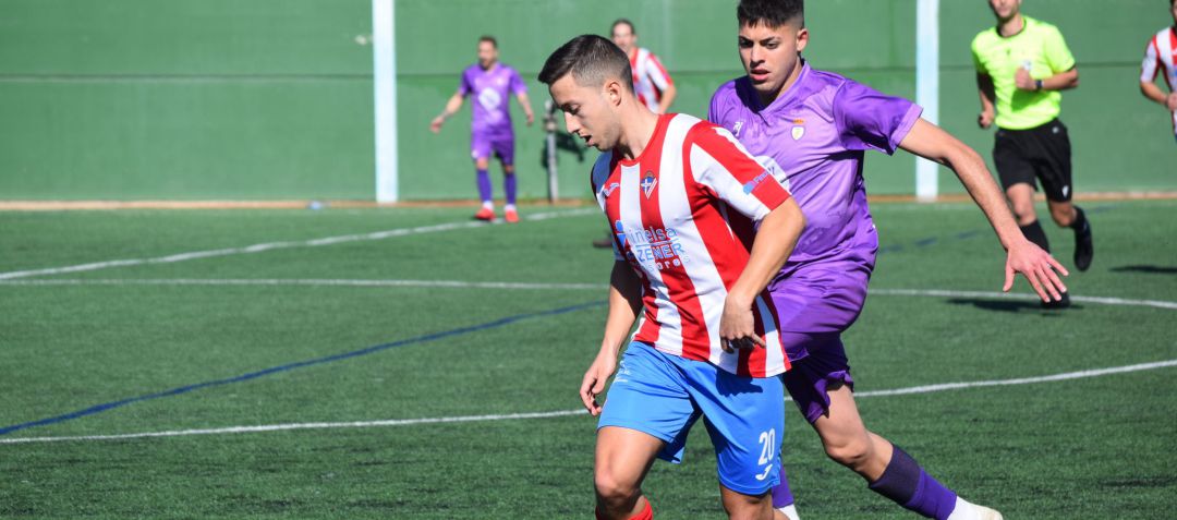 Charaf, del Real Jaén, presiona a Aranda, jugador del Poli Almería. Charaf, del Real Jaén, presiona a Aranda, jugador del Poli Almería.