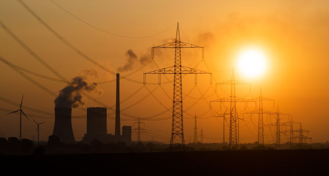 El sol sale detrás de la central eléctrica de carbón Mehrum, en Alemania El sol sale detrás de la central eléctrica de carbón Mehrum, en Alemania