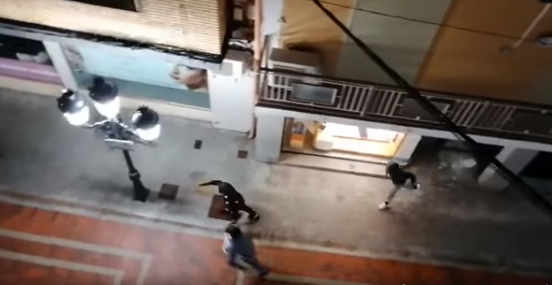 Autores del robo huyendo de la tienda asaltada. Imagen que pudo grabar un vecino Autores del robo huyendo de la tienda asaltada. Imagen que pudo grabar un vecino