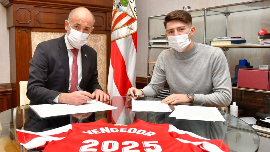 Aitor Elizegi y Unai Vencedor firman el acuerdo de renovación del jugador hasta 2025 Aitor Elizegi y Unai Vencedor firman el acuerdo de renovación del jugador hasta 2025
